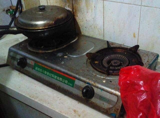 灶台用久了全是油污,每次清理都很费劲,教你简单方法就解决