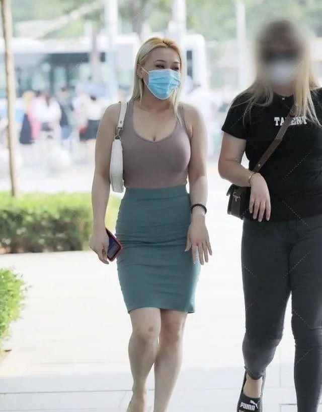 穿搭 小姐姐的包臀裙搭配宽松背心,给人眼前一亮的时尚感