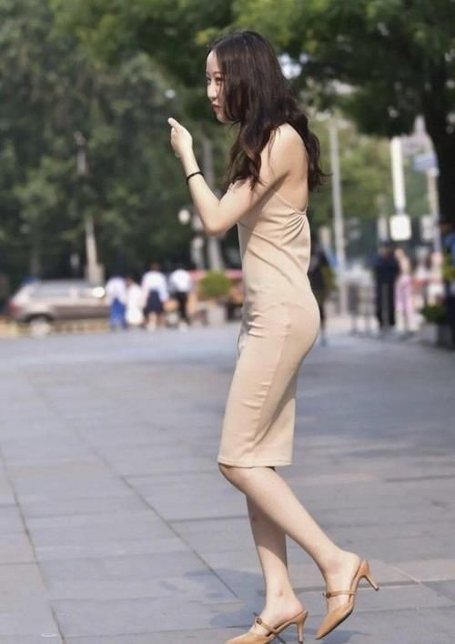 裙装 舒适减龄的吊带连衣裙,搭配一双尖头鞋,穿出与众不同的气质