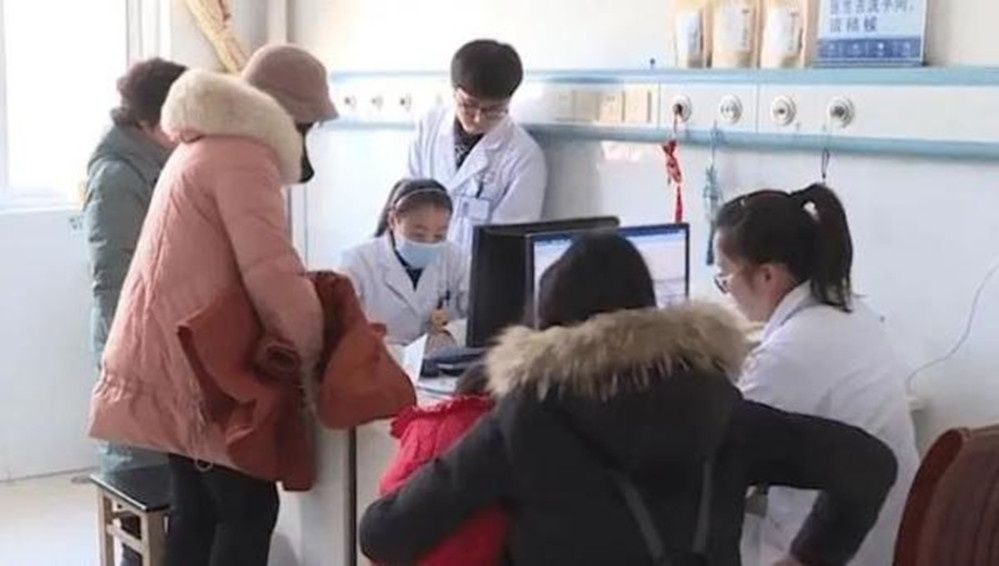 8件衣服裹身，11个月大的宝宝被奶奶捂出病，冬天可不能乱穿衣