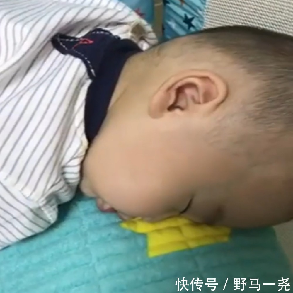 夫妻关系|爸爸在卧室哄儿子,妈妈没听到声音,推开门看笑的眼泪快出来了