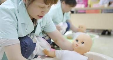 保姆进屋后察觉不对,抱起孩子撒腿就跑,事后家长奖励她2万元