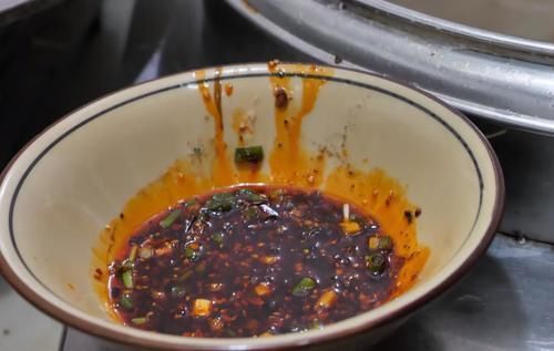 70后大妈开面馆，拌面调料丰富上餐快，一上午不费劲卖300碗面条