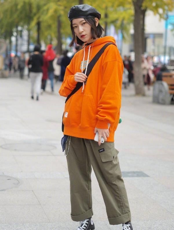 元气满满|身材高挑的小姐姐,穿搭出别样的风格,显得特别青春洋溢