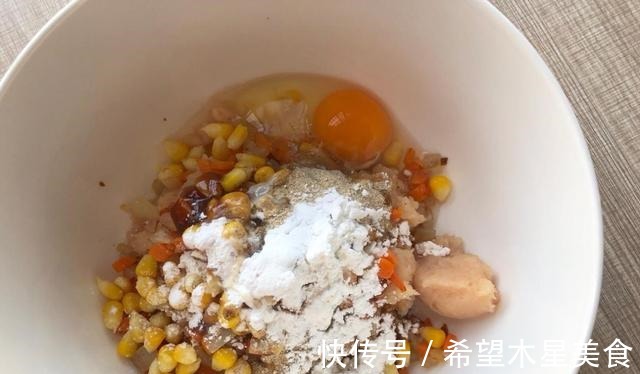 好吃|鸡肉做成丸子,简单煎一煎,外酥里软,一口一个真好吃!