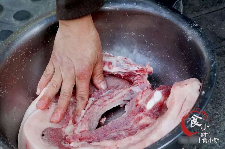 腌腊肉不能直接抹盐,想要味道香还入味,不霉不臭,这3步不能少