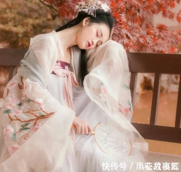 中国为什么不把“汉服”改成校服?校长说出大实话,万万没想到!