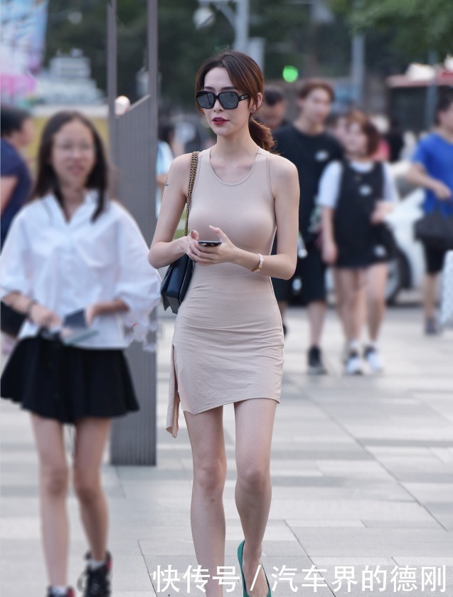霸气|腿太长穿开衩裙就是霸气,一米八大长腿很是吸睛
