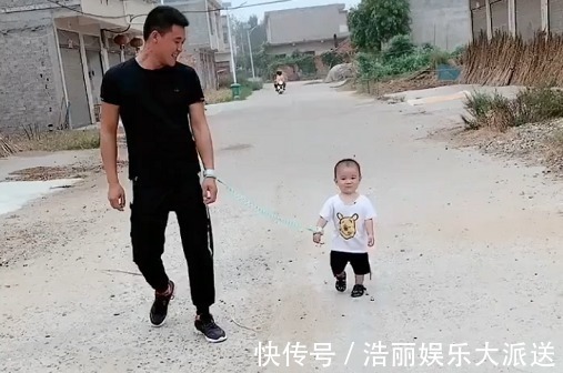父子|“互遛父子”出门散步火了,爹遛娃还是娃遛爹已经傻傻分不清