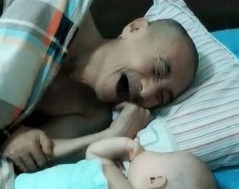 宝宝|100岁太爷爷和外孙第一次见面，一个轮回的对视，网友感动