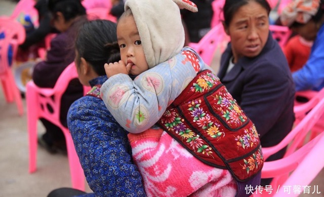 坐完月子要上班，想让姥姥看娃，爸爸坚持让奶奶带，该让谁看？