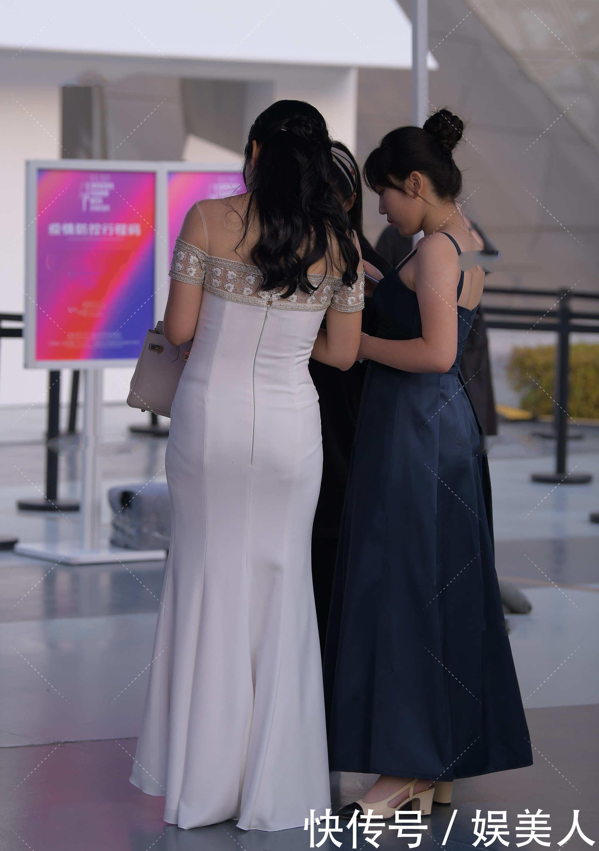 白色一字肩长款礼服裙，凸显身材魅力，更显高级气场