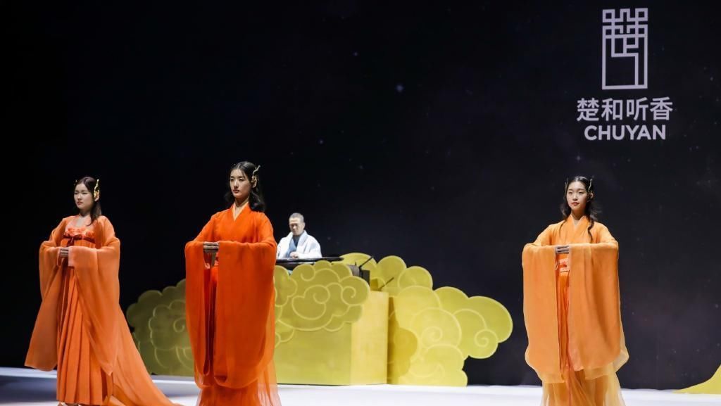 巴黎时装不算什么,当中国汉服走上国际时装周,外国人都被惊艳了