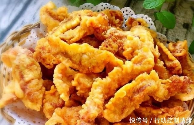  炸小酥肉时，腌制是基础，面糊是关键，油炸是灵魂，外酥脆里鲜嫩