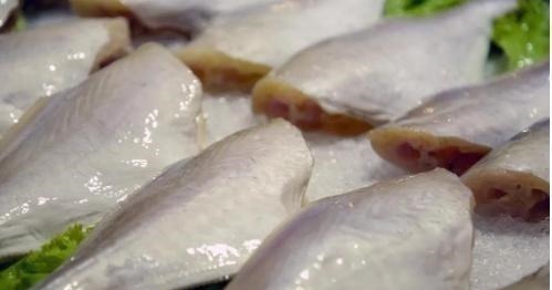 这种鱼,因冷冻被人嫌弃,却比带鱼营养,比鲫鱼香,少有人识货!