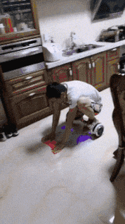 |搞笑GIF:妹子你这么皮,真的不怕直接掉水里吗?