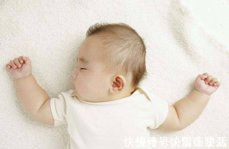 被子|宝宝睡觉喜欢高举双手？妈妈莫放回被子里，原因知道吗？