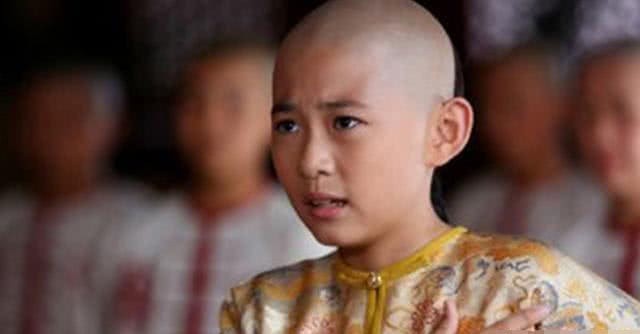 毛笔|雍正1岁抓周时,握着毛笔胡乱画了个字,康熙皇帝看到后脸色大变!