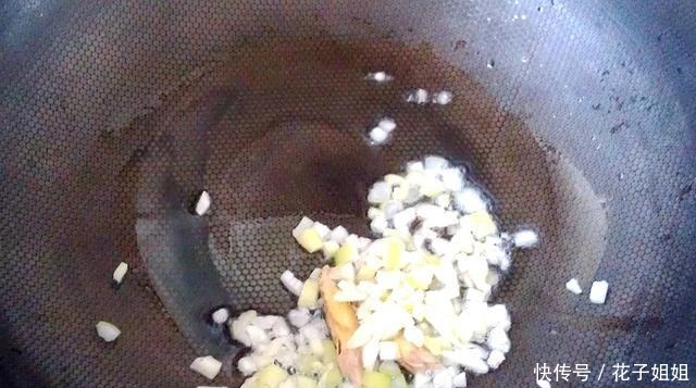 小黄鱼干煎后加一步，变身咸鲜微辣色香诱人的干烧小黄鱼