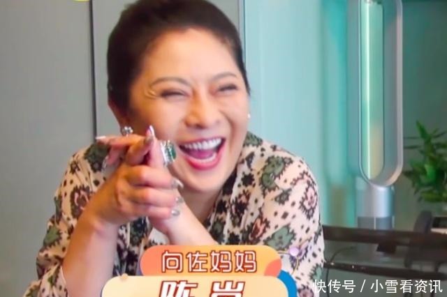 悄悄|向太家中佩戴宝石戒指,录节目时却悄悄摘下,戚蓝尹钻戒太抢镜