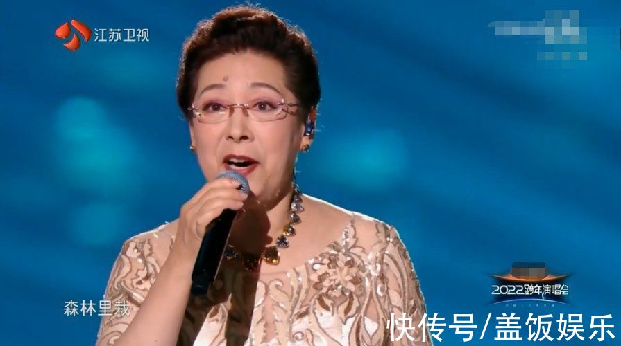 江苏跨年槽点多：张靓颖穿“开裆裤”，李宇春又压轴，关牧村破音