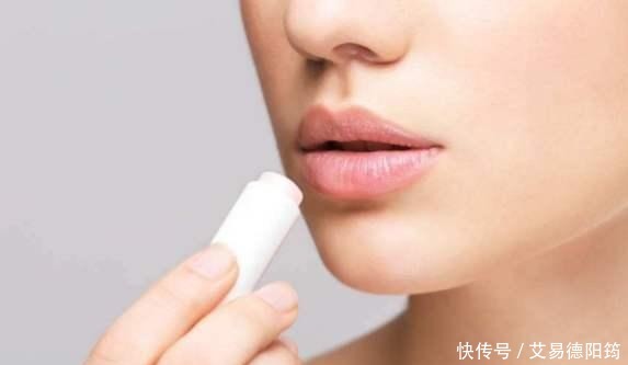 涂口红前需要先涂润唇膏吗？多数人都搞错了，难怪唇色悄悄变深了