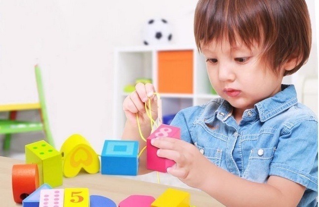 雨伞|终于得知熊孩子拿伞必散架的原因了,见到这一幕,妈妈气得牙痒痒