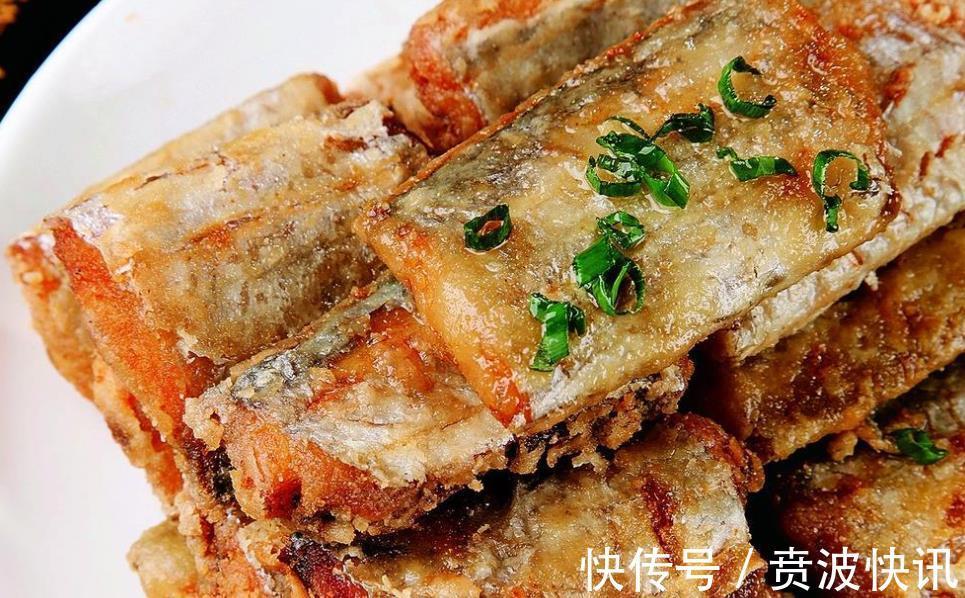 炸带鱼，挂面糊还是裹面粉很多人都搞错，难怪不酥脆，还会回软