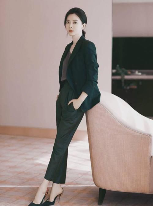  学会|女人过了40岁，一定要学会“减法穿搭”，高级又显气质