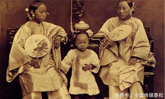 留长辫的北大教授:报纸拿反被嘲笑乡巴佬,一席话让外国人哑口无