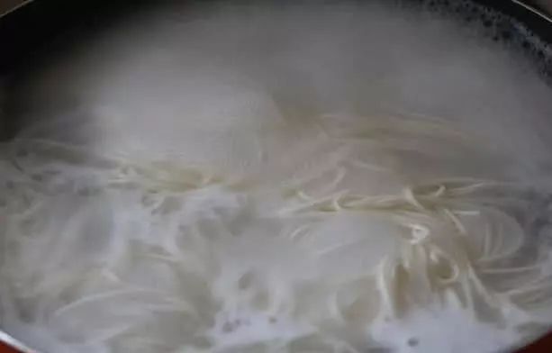 早餐|教大家一个味道鲜美的早餐面，只需5分钟，好吃到停不下来