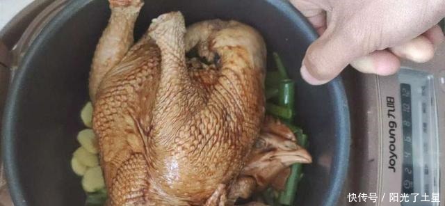 我们不需要一滴油或明火就能做出鲜香美味的电饭煲焖鸡
