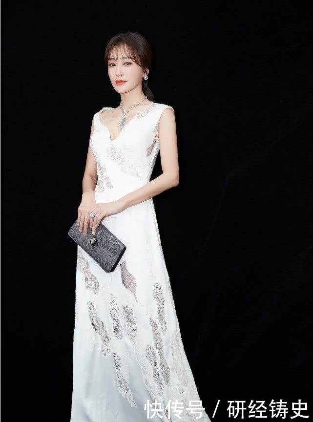 保守|一向保守的秦岚，这次穿白裙耍了“小心机”，吸引了全场的目光！