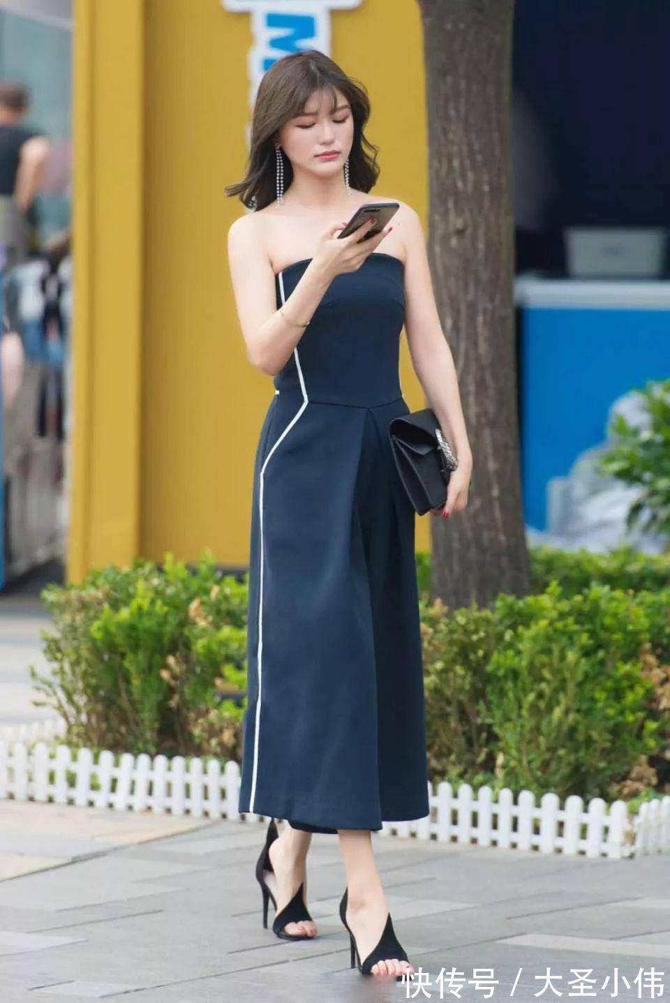 高跟鞋|美女街拍:高跟鞋控的福利,美女穿在脚上实在是太美,让直男觉得有些心动