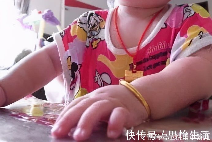 幼儿园|“我女儿手镯上万元，你们赔吧”，幼儿园老师三句话让家长无语