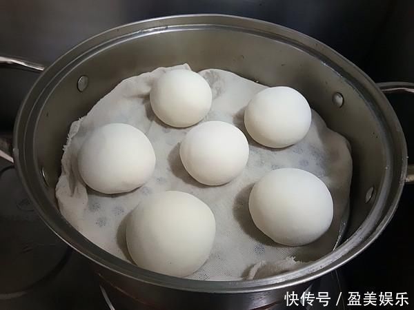 面团|蒸馒头，直接放酵母大错特错，告诉你正确做法，馒头又香又软