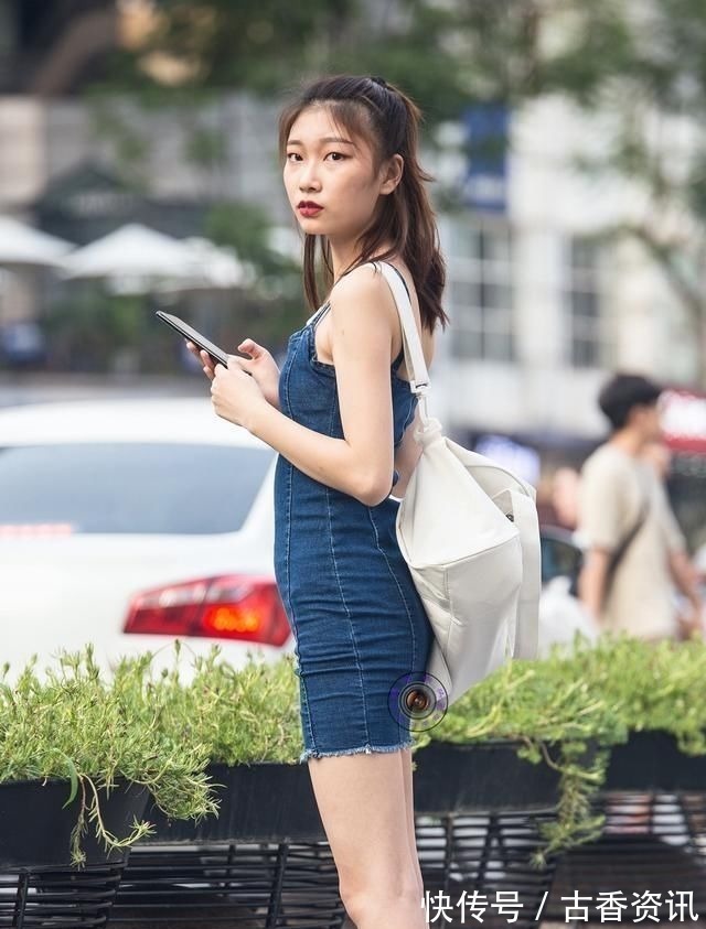 运动鞋 蓝色吊带牛仔裙搭配白色运动鞋,展现小女生清新唯美的气质