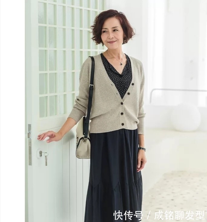 印花裙|这些奔六的妈妈们真会打扮,穿衣简约大气又时髦,甩同龄人一大截