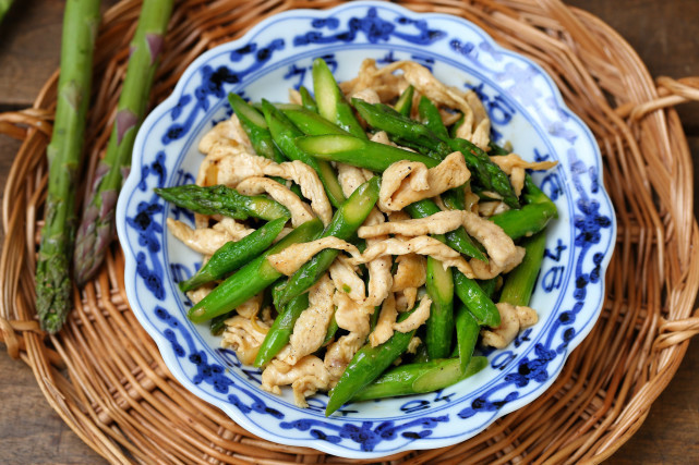 减肥期|水煮鸡胸食同嚼蜡，搭配芦笋一起炒，脆嫩低脂营养均衡，好吃不胖