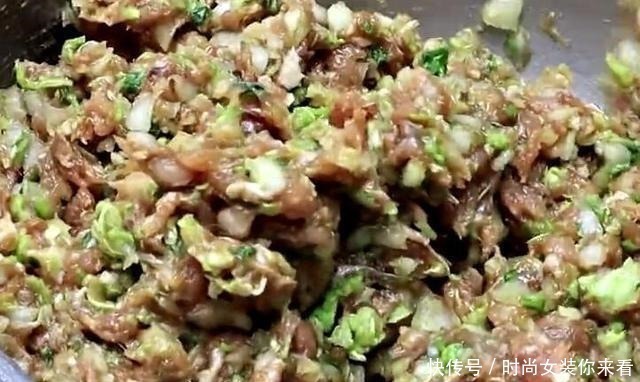 调肉馅饺子时,这两种食材缺一不可,饺子鲜嫩多汁,香而不柴