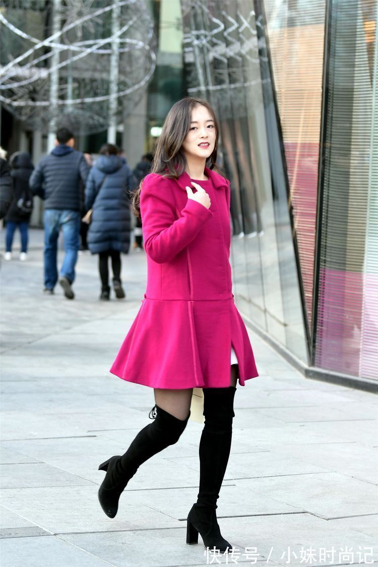 毛呢连衣裙|街拍:美女搭配粉红色的毛呢连衣裙,黑色高跟过膝靴,非常时尚!