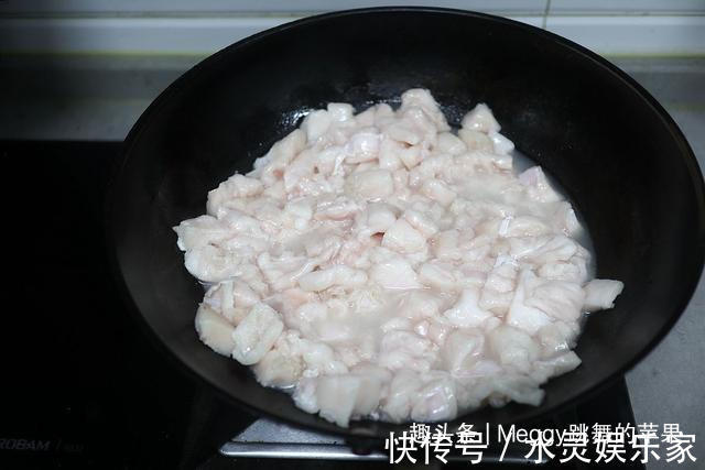 想要猪油熬得洁白，可别小看这碗凉水，熬得又快还有清香味