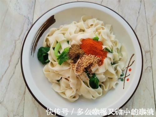 把面条煮一煮,浇点热油,做法真简单,味道喷喷香,越吃越想吃