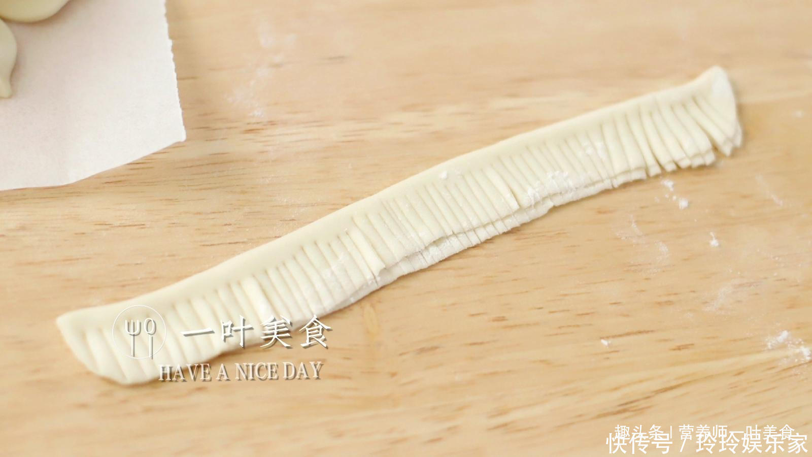 面食|年夜饭花样面食，枣花馍寓意好，做法简单，松软光滑白净红枣馒头