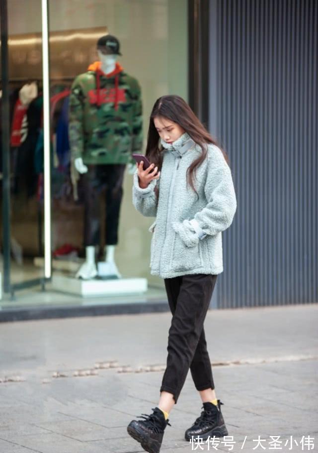 街拍|美女街拍:女神打扮清爽优雅,潇洒,有一种青春的气质