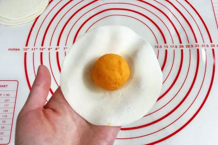 红薯芝麻煎饼，用饺子皮制作很方便，撒上芝麻后更香