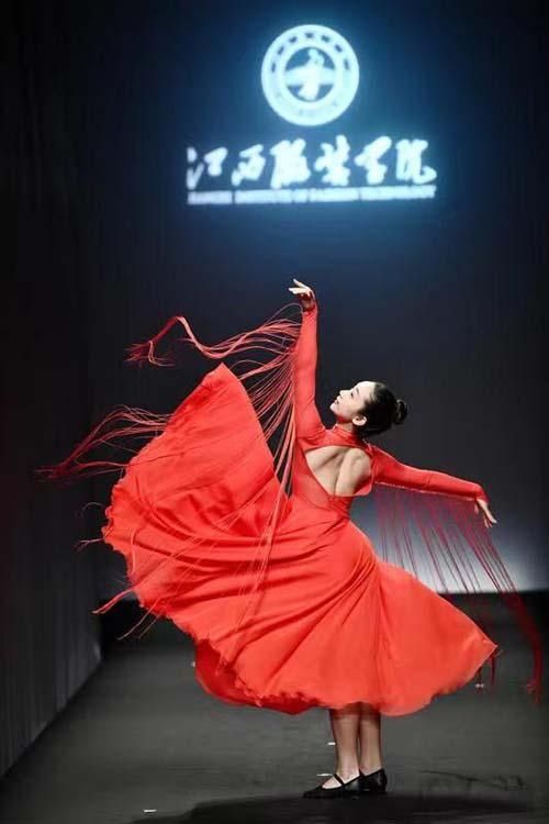 大学生|江西服装学院“舞动”2021中国国际大学生时装周