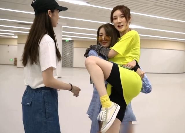  不怪|乃万探班“青你二团”比拼臂力，不怪被称“老公团”金子涵厉害了