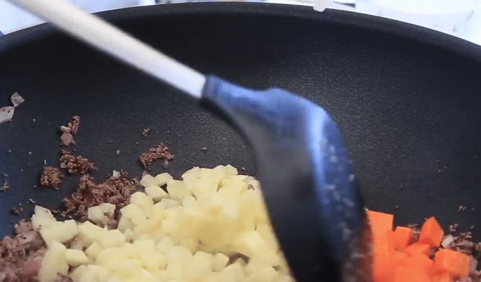  孩子|分享一款胡萝卜牛肉盖浇饭，鲜香味美又营养，孩子爱吃的主食美味