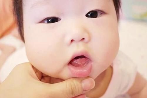 满周岁还不长牙？别慌，宝宝萌牙也有信号，父母要多加注意了